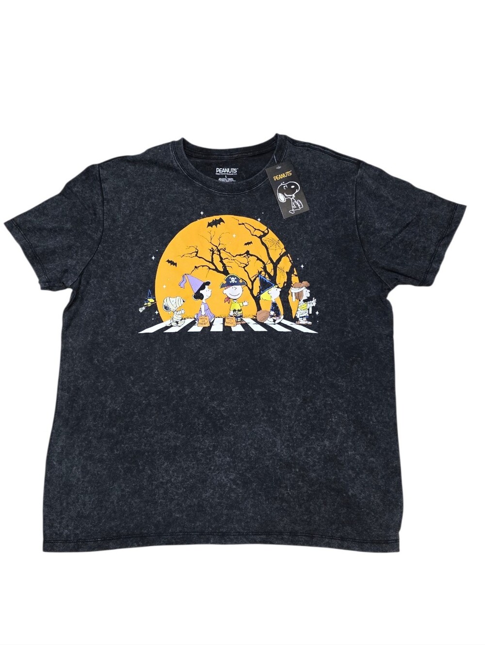 NWT Peanuts Snoopy Charlie Brown Halloween Graphic T-Shirt Black Size L - Picture 2 of 4